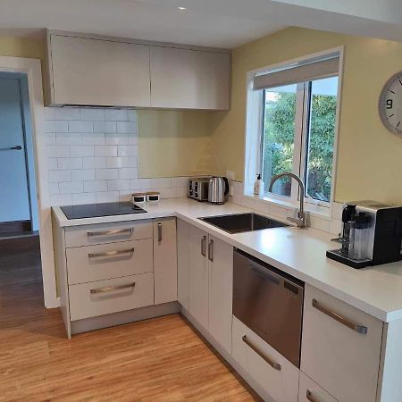 Fully Renovated Hillside Apartment Close To City Christchurch Exterior foto